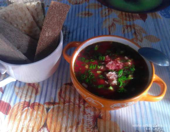 Отвариваем фасоль, добавляем картофель, капусту. Томим на медленном огне, пассеруем морковь, свеклу, перец, чеснок, лук, помидор на сковороде без масла, немного можно добавить воды. Добавить специи и чуть-чуть соли. Когда пассеровка будет готова, добавляем ее в кастрюлю, где  варится наш борщ. Немного потомить, и можно подавать на стол. При подаче добавить по вкусу свежей зелени, выдавить зубчик чеснока и положить ложку сметаны.