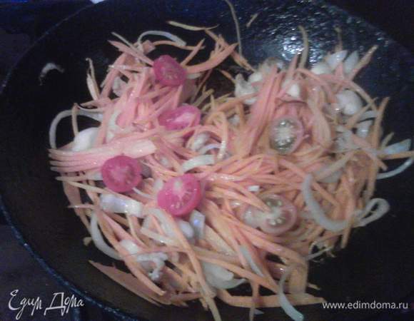 На сковороде без добавления какого-либо масла обжариваем овощи.