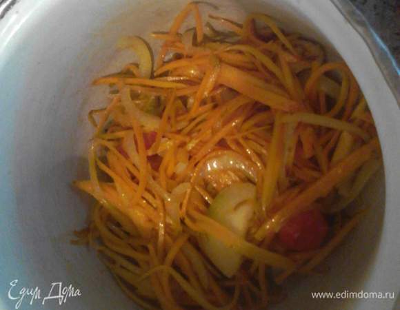 Выкладываем половину на дно кастрюли.