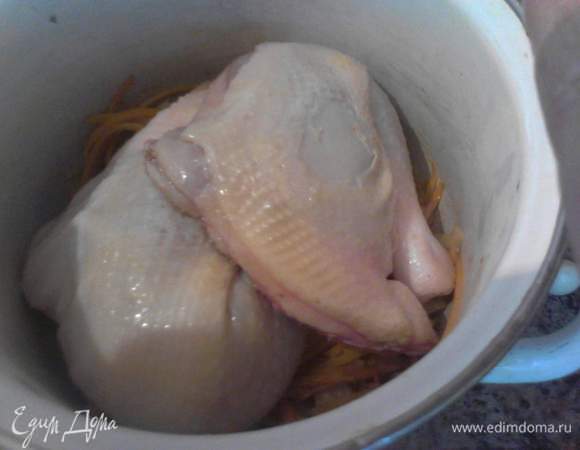 Кладем поверх овощей в кастрюлю. 