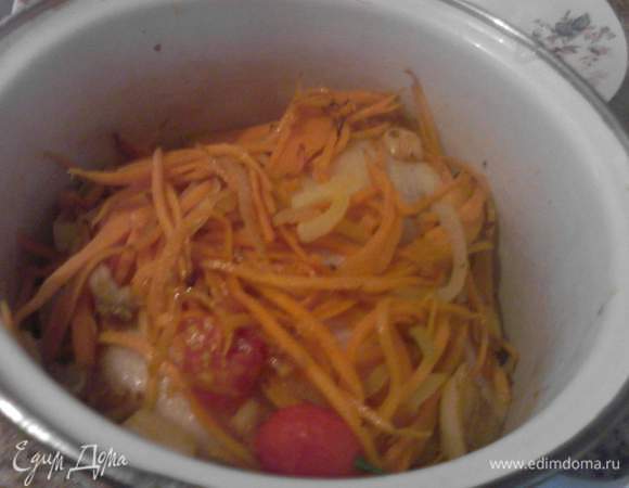 Прикрываем курицу оставшимися обжаренными овощами.