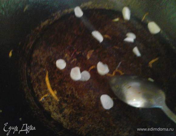 В сковороду, на которой мы обжаривали овощи, крошим чеснок, добавляем соевый соус  и немного воды.