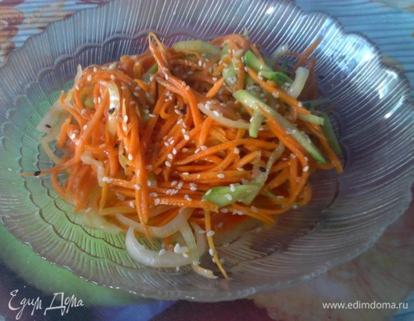 Все залить маслом, перемешать и поставить немного настояться. Можно посыпать кунжутом.