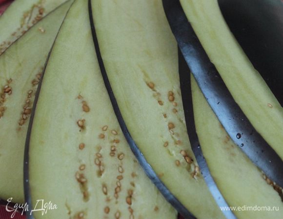 Баклажаны нарезать пластинами, а затем — некрупной соломкой. Посолить 1 ст. л. соли и оставить в холодильнике на 8 часов. 