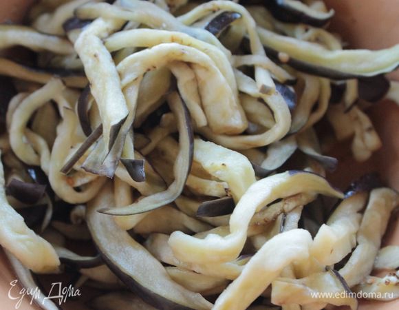 Баклажаны отжать и обжарить на растительном масле.