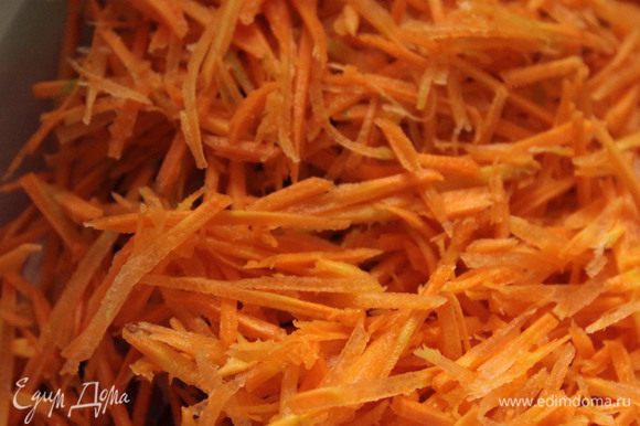 Морковь нарезать соломкой или натереть на терке для моркови по-корейски.
