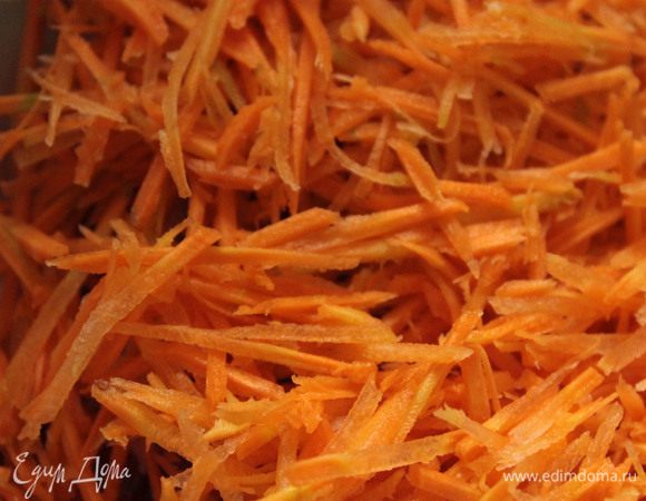 Морковь нарезать соломкой или натереть на терке для моркови по-корейски.