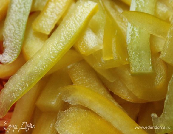 Болгарский перец нарезать соломкой.