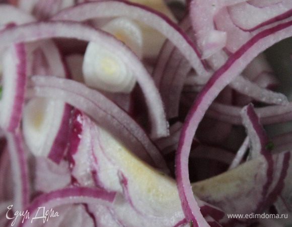 Лук нарезать полукольцами, а затем разобрать руками.