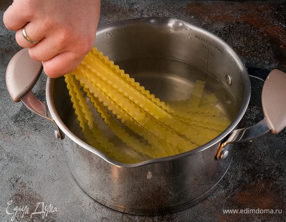 Предварительно отварите пасту в подсоленной воде.