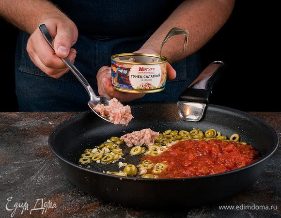 Добавьте к чесноку и оливкам тунца, хорошо перемешайте соус, дайте ему прогреться. 