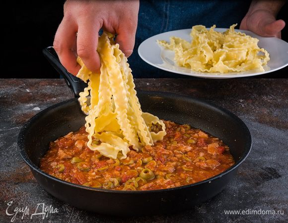 Добавьте макароны к соусу, немного оливкового масла и аккуратно перемешайте.