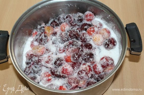 Из черешни вынуть косточки, ягоды взвесить (для конфитюра нужно 800 г), засыпать сахаром. Оставить на 30-40 минут.