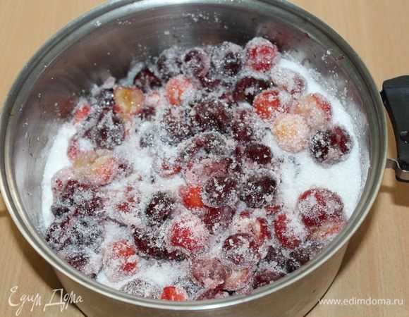 Из черешни вынуть косточки, ягоды взвесить (для конфитюра нужно 800 г), засыпать сахаром. Оставить на 30-40 минут.
