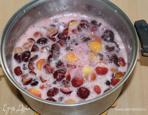 Добавить к ягоде сок лимона, довести до кипения и на среднем огне варить 10-15 минут, помешивая. Снять пенку.