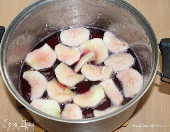 Ягоды вынуть из сиропа. В оставшийся сироп добавить кусочки яблока и варить до уменьшения  объема вдвое. 
