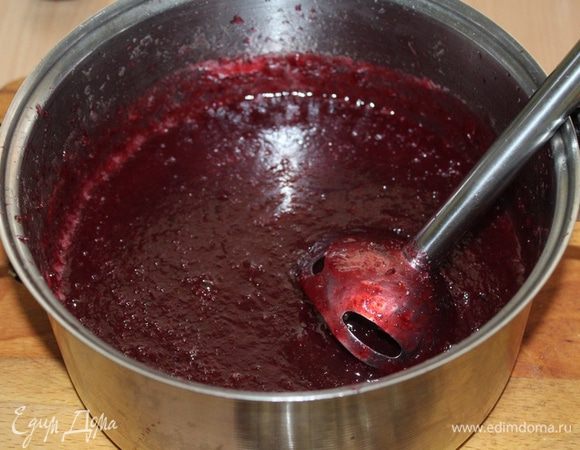 Вернуть черешню (вишню) в сироп и измельчить все блендером. Полученную массу снова довести до кипения и кипятить на небольшом огне, помешивая, около 10 минут. 