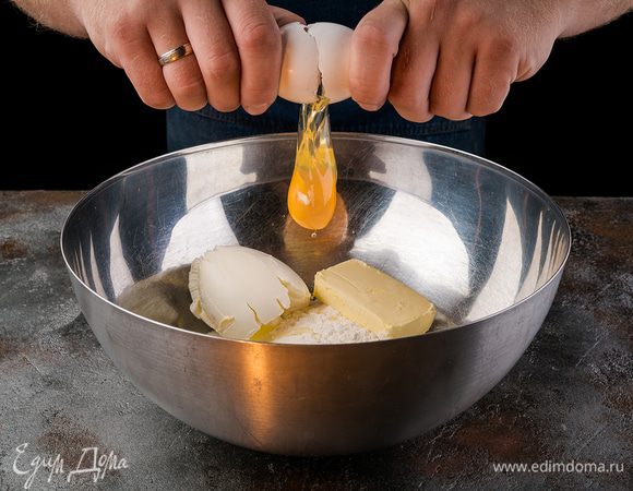 Добавьте в муку сливочный сыр, масло сливочное размягченное и яйцо. Все хорошо разотрите.

