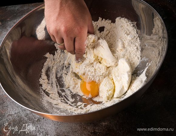 Нужно хорошо вымешать тесто руками, чтобы оно стало эластичным.