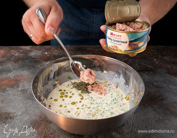 Тунец из банки переложить в начинку вместе с горошком и тимьяном.
