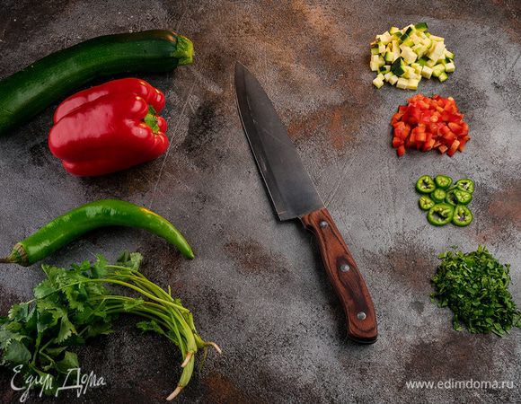 Сладкий перец, удалив плодоножку с семенами, нарезать маленькими кубиками.