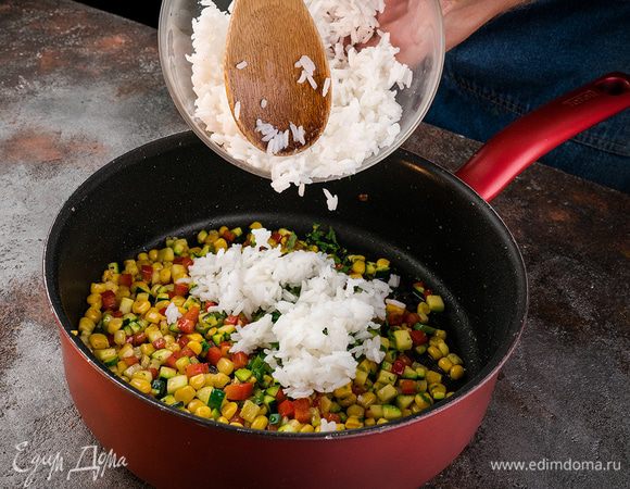 Выложить к овощам отваренный рис, все перемешать.