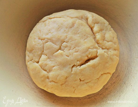 Колобок теста ставим в холодильник на несколько минут. Тесто такое вкусное, что можно увлечься им уже в сыром виде.