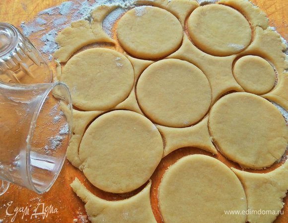 Вырезаем стаканом большие кружочки, четное число.