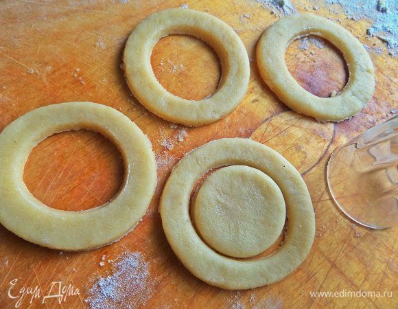 Из половины рюмкой вырезать маленькие отверстия.