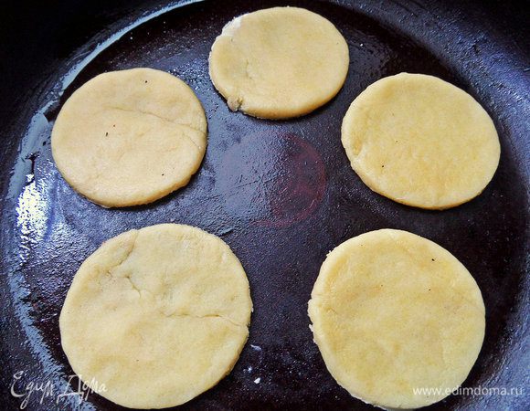 Смазываем форму и переносим вначале полные кружочки.