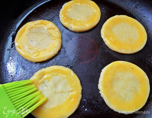 Смазываем края каждого желтком.