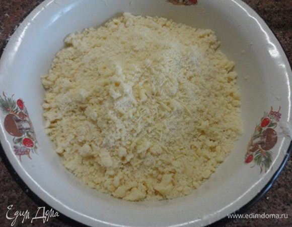 Для крошки соединить все ингредиенты и перетереть. Убрать в холодильник.
Абрикосы откинуть на дуршлаг и дать стечь соку. Духовку включить для разогрева до 180°С.