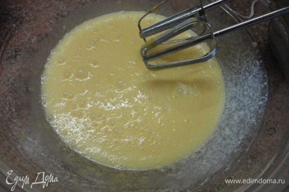 Яйца (если мелкие, то 4 штуки) взбить с сахаром, потом добавить размягченное сливочное масло и еще раз взбить.