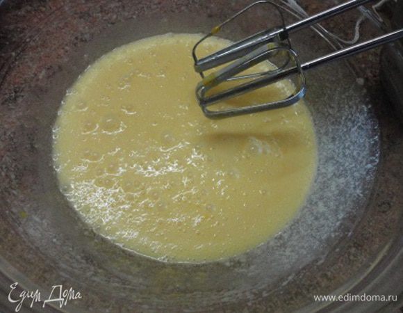 Яйца (если мелкие, то 4 штуки) взбить с сахаром, потом добавить размягченное сливочное масло и еще раз взбить.