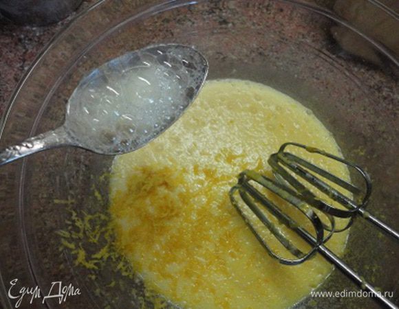 Добавить натертую цедру одного лимона. Выдавить целую столовую ложку сока и погасить в ней соду. По желанию можно больше добавить лимонного сока. Перемешать.