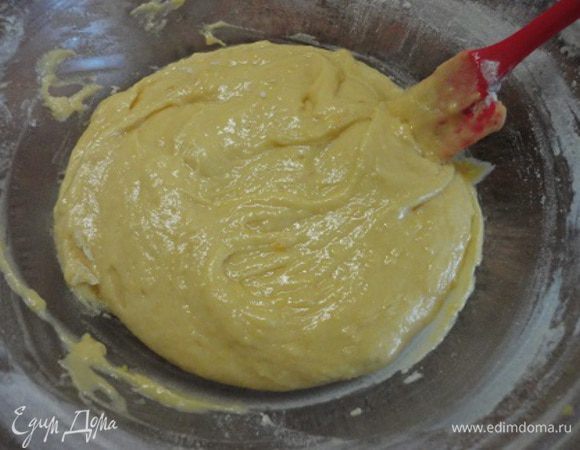 Муку просеять к жидким ингредиентам. Если решили добавить больше, чем указано в рецепте, лимонного сока, и яйца окажутся очень крупными, муки может потребоваться больше, чем 200 грамм. Тесто должно походить на густую сметану.