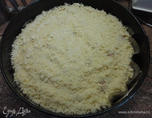 Высыпать крошку, разровнять и выпекать 35 — 40 минут.