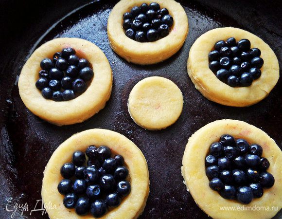 В центр насыпаем одним слоем ягоды.