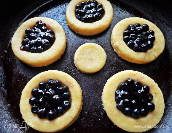 Джем прекрасно растечется по ягодам, ничего перемешивать не надо!