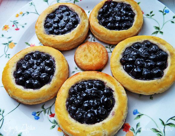 Переносим на тарелку остужаться. Высота печенья получается примерно с палец. Начинка не вытекает.