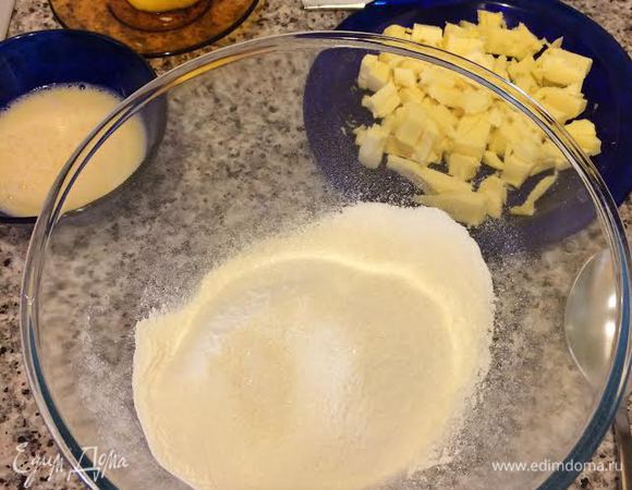 Муку просеять в миску, добавить сахар, соль.