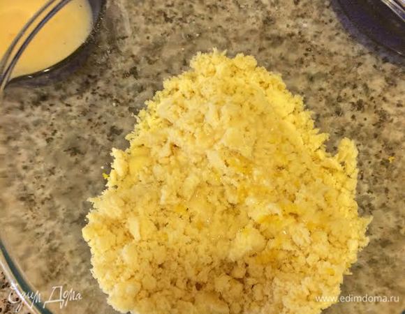 Яйцо со сливками слегка взбить. Начать добавлять постепенно яйцо.