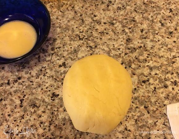 Тесто должно собраться в шар. Тесто завернуть в пленку и отправить в холодильник на 1 час.
