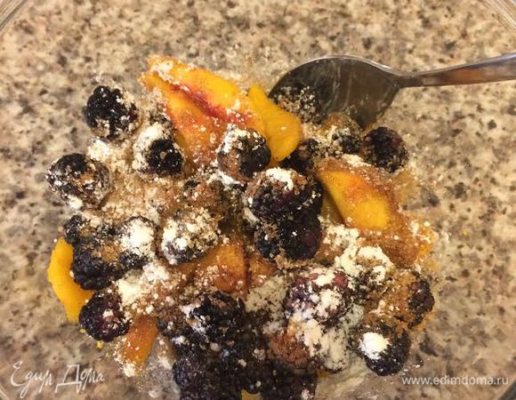 Духовку нагреть до 190°С. Нектарины нарезать, добавить ежевику, сахар, крахмал, ванильный экстракт, цедру лимона, корицу, соль и аккуратно перемешать.