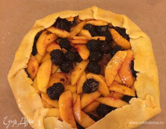 Сверху, отступая от краев, выложить начинку и завернуть галету. Края смазать желтком и посыпать сахаром.