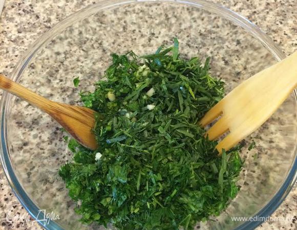 Зелень мелко нарезать, добавить чеснок и перемешать.