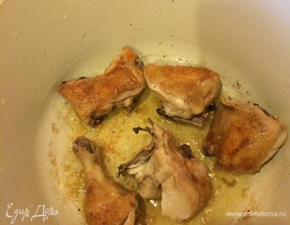 Курицу разделать на порционные куски. В кастрюлю с толстым дном налить масло, добавить курицу, посолить и обжарить с двух сторон до румяной корочки.