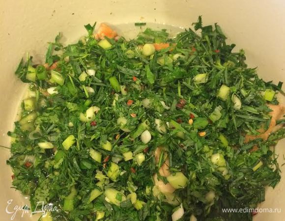 Курицу покрыть зеленью, посолить, поперчить, залить вином (вино подходит Манавис мцване или Ркацители), на сильном огне довести до кипения, затем уменьшить огонь и варить 20 — 25 минут.