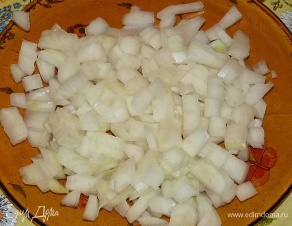 Лук нарезать кубиками и обжарить на растительном масле до прозрачности.