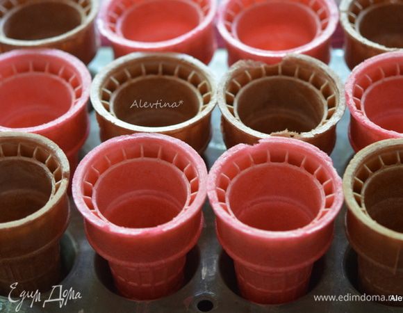 Приготовим вафельные стаканчики. Поставим их в формы для капкейков.
Разогреть духовку на 180°С.